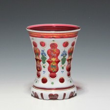 Biedermeier Überfangglasbecher mit Emailbemalung - Böhmen Mitte 19. Jh.
