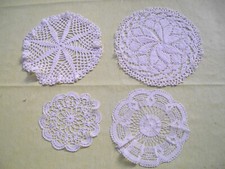 Vier Deckchen, Häkeldeckchen Kunststricken Vintage Handarbeit