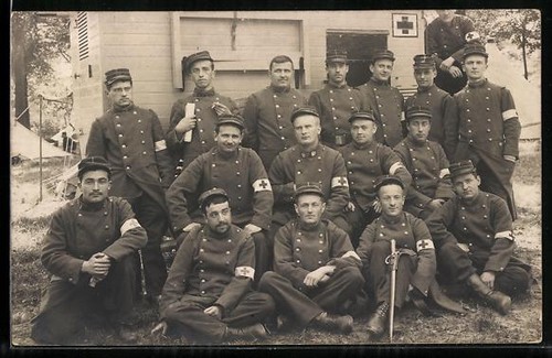Ansichtskarte soldaten mit rot - soldaten,