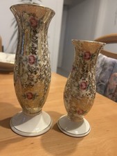 2 dekorative Porzellanvasen