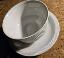 Weiße Porzellanschale mit