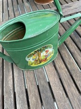 kleine alte Gießkanne in der Farbe grün