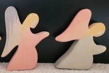 Ostheimer Krippenfiguren zwei Engel rot und blau kniend, Höhe mit Flügeln 9 cm