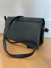 Umhängetasche - feines Muster - mittelgroß - schwarz - Tasche - Clutch - LEAST!!