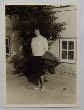 ALTES FOTO....FRAU...BLUSE...ROCK...HAUS...ALTE MODE...