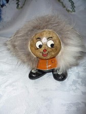 Stein Figur Gnom aus natürlichen rundlichen Steinen handbemalt mit Haarpracht