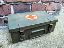 alte Kiste Box Eisenkiste Rotes Kreuz KFZ Kasten Trabant  DDR NVA Sanikasten 