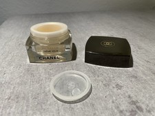 leere Chanel Cremedose Deko