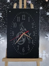 Wanduhr auf Schieferplatte"