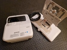 Ultrakurzdistanz-Projektor Epson EB-685W mit Wandhalterung