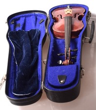Alte Geige im Kasten  Violine