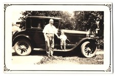 Fotografie Auto Ford Model A, Knabe auf Trittbrett stehend 