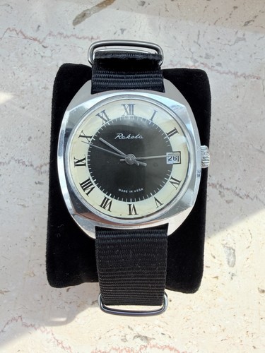 Eine handaufzugs uhr raketa - handaufzugs, raketa-