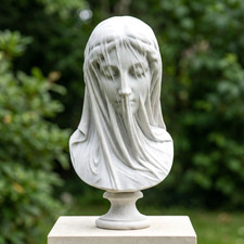 Verhüllte Dame Statue -