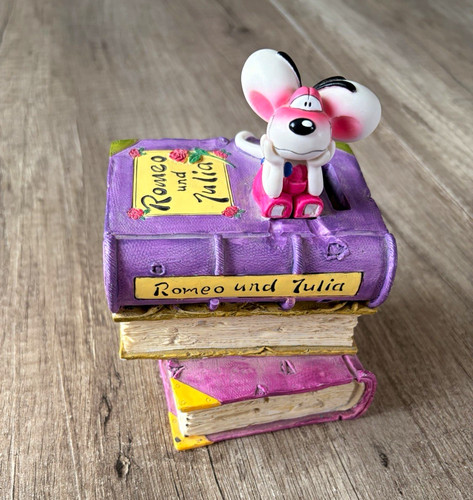 Figur maus auf bücherstapel - figur,