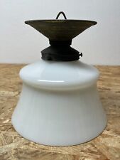 alte Deckenlampe Jugendstil Opalglasschirm weiß Metallmontierung gezahnter Rand