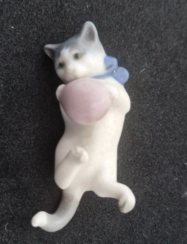 Katze liegend mit ball - liegend,
