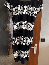Kleid von comma,  mit Gürtel
