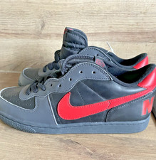 Nike Turnschuhe neu mit Etikett schwarz rot Gr 42