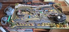 Eisenbahnlandschaft Modellbau mit Trafos und Sammlerzügen sowie Lokomotive