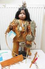Porzellan Puppe *Indianerjunge* "Soaring Eagle" -  ca. 65 cm  - mit Ständer