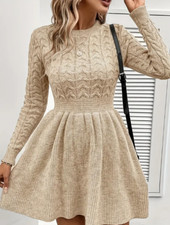 Gemütliches Kleid mit Raffung