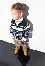 Outfit für Jungen Kinder Set: Pullover Hemd Fliege Hose und Hosenträgern.