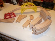 Für Holzeisenbahn: 2 x Brücke, viele verschiedene Schienen, 2 Weichen, unbenutzt