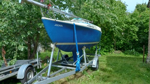 Kleines segelboot mit trailer - kleines,