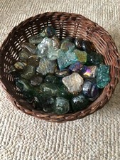 Körbchen mit Schmucksteinen Streudeko