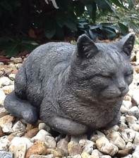 Steinfigur Katze liegend