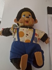 Monchichi Original mit Hose, Hemd und Latz, Junge, Affe, Daumenlutscher