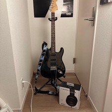 Squier fender strat - by,