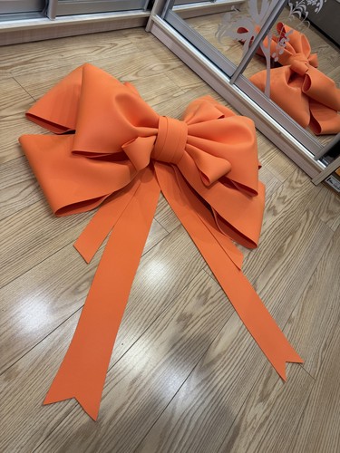 Riesige orangefarbene schleife - riesige,