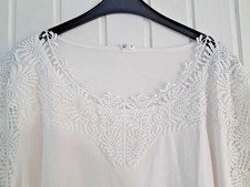 T-Shirt mit Spitze Hals und