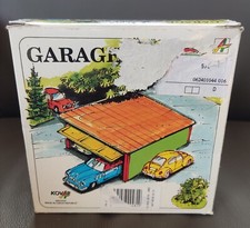 Blechspielzeug KOVAP -  Garage mit Schwingtor, 2 Modellautos, 1 Wohnwagen