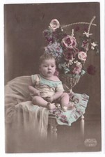 6405- Baby auf Sessel sitzend * Rosen *