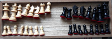 Schachfiguren mit Kasten