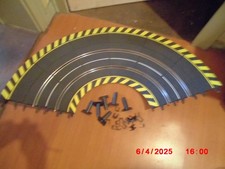 Carrera 124 132 Steilkurve 1/3  (20574)  mit Randstreifen (gelb schwarz)