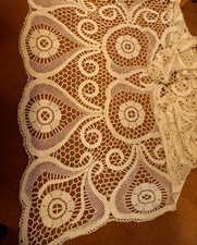 Hochwertige geklöppelte Spitzen-Tischdecke ca. 160x125 beige,originelles Muster.