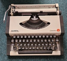 Olympia Traveller de Luxe Schreibmaschine