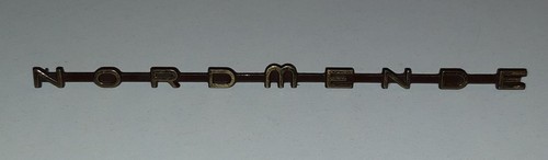 Emblem schriftzug - /,