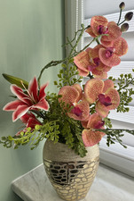 goldene Vase mit Kunstblumen