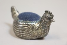 Nadelkissen Henne Huhn Metall versilbert England (HB921)