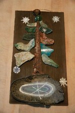 Upcycling Kunst *** Tannenbaum Materialmix auf bemalten Holz signiert Stelzer