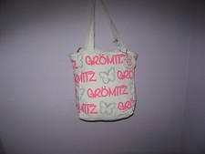 RRC-61 Robin Ruth, Handtasche