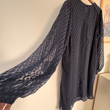 Marineblaues Seidenkleid -