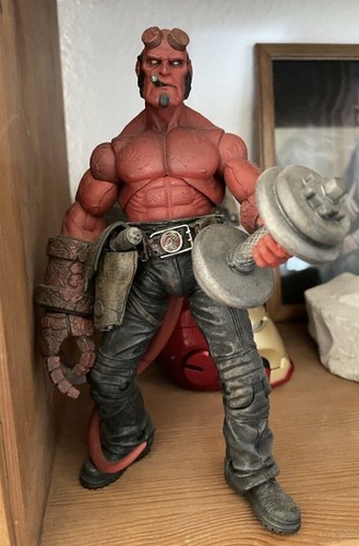 Mezco hellboy figur mit hantel - hellboy,
