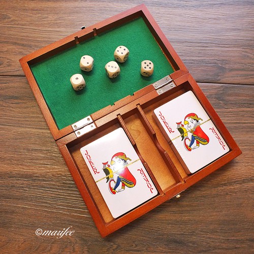 Karten und würfelspiel - und,