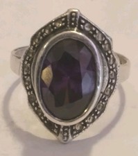 Alter Ring mit Amethyst aus